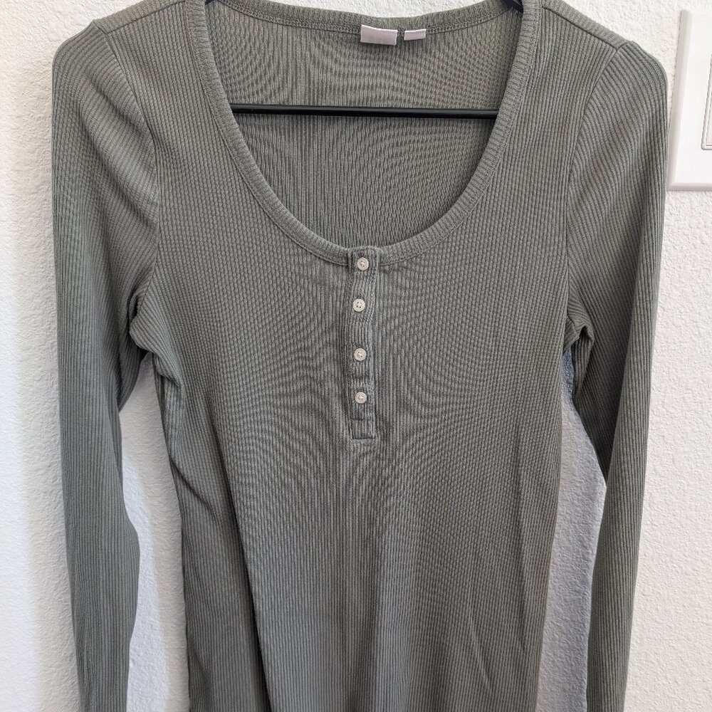 Gap Henley sage green shirt size medium